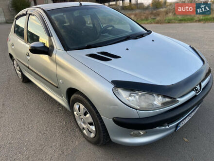 Серый Пежо 206, объемом двигателя 1.36 л и пробегом 173 тыс. км за 3350 $, фото 1 на Automoto.ua