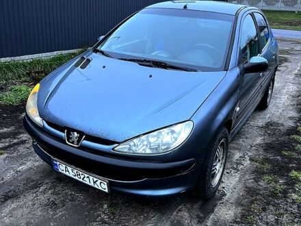 Серый Пежо 206, объемом двигателя 1.4 л и пробегом 320 тыс. км за 2500 $, фото 1 на Automoto.ua