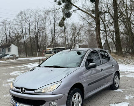 Серый Пежо 206, объемом двигателя 1.59 л и пробегом 200 тыс. км за 3500 $, фото 1 на Automoto.ua