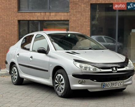 Серый Пежо 206, объемом двигателя 1.36 л и пробегом 184 тыс. км за 2300 $, фото 1 на Automoto.ua