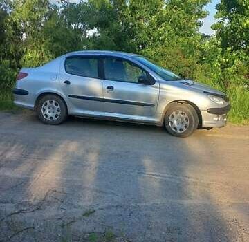 Серый Пежо 206, объемом двигателя 1.36 л и пробегом 230 тыс. км за 3100 $, фото 1 на Automoto.ua