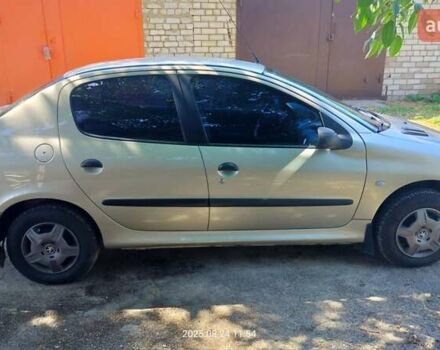 Сірий Пежо 206, об'ємом двигуна 1.36 л та пробігом 195 тис. км за 2000 $, фото 1 на Automoto.ua