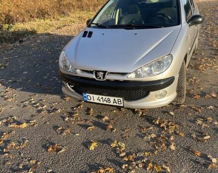 Серый Пежо 206, объемом двигателя 1.36 л и пробегом 230 тыс. км за 3200 $, фото 1 на Automoto.ua