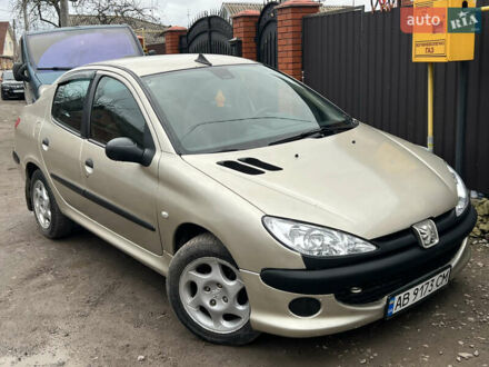 Серый Пежо 206, объемом двигателя 1.36 л и пробегом 219 тыс. км за 2650 $, фото 1 на Automoto.ua