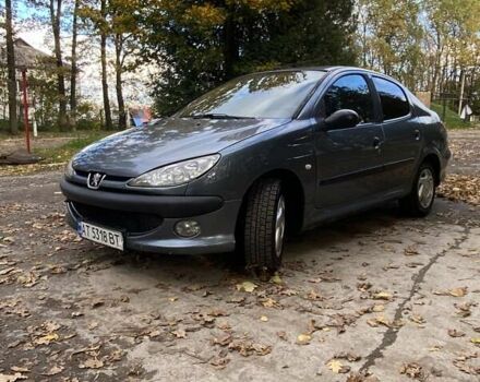 Сірий Пежо 206, об'ємом двигуна 1.36 л та пробігом 388 тис. км за 2000 $, фото 1 на Automoto.ua
