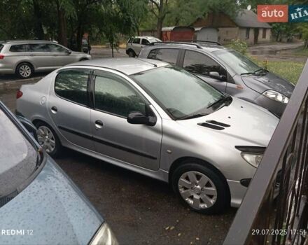 Сірий Пежо 206, об'ємом двигуна 1.36 л та пробігом 153 тис. км за 2800 $, фото 1 на Automoto.ua