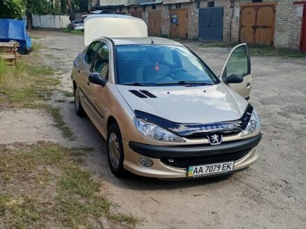 Серый Пежо 206, объемом двигателя 1.4 л и пробегом 57 тыс. км за 4200 $, фото 1 на Automoto.ua