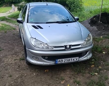 Серый Пежо 206, объемом двигателя 1.4 л и пробегом 208 тыс. км за 2600 $, фото 1 на Automoto.ua