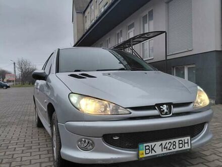 Серый Пежо 206, объемом двигателя 1.4 л и пробегом 165 тыс. км за 3500 $, фото 1 на Automoto.ua
