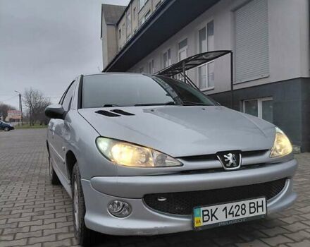 Серый Пежо 206, объемом двигателя 1.4 л и пробегом 165 тыс. км за 3500 $, фото 1 на Automoto.ua