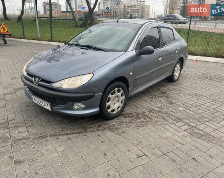 Серый Пежо 206, объемом двигателя 1.36 л и пробегом 141 тыс. км за 3700 $, фото 1 на Automoto.ua