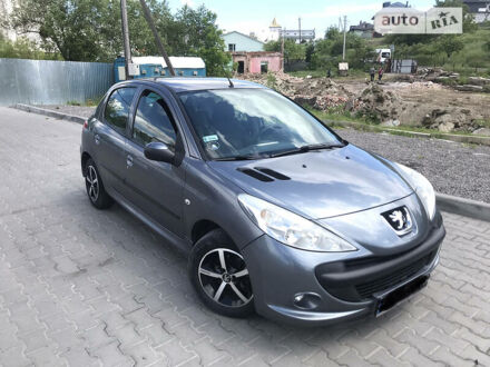 Серый Пежо 206, объемом двигателя 1.4 л и пробегом 228 тыс. км за 3700 $, фото 1 на Automoto.ua