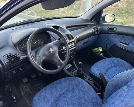 Синий Пежо 206, объемом двигателя 1.1 л и пробегом 240 тыс. км за 2200 $, фото 2 на Automoto.ua