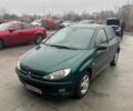 Зеленый Пежо 206, объемом двигателя 1.4 л и пробегом 200 тыс. км за 3750 $, фото 1 на Automoto.ua
