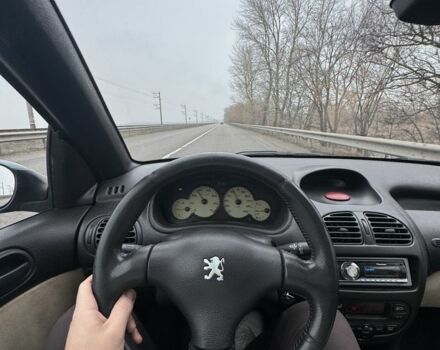 Зеленый Пежо 206, объемом двигателя 1.4 л и пробегом 200 тыс. км за 3750 $, фото 1 на Automoto.ua