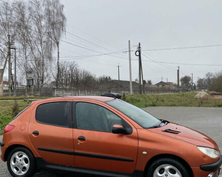 Помаранчевий Пежо 206, об'ємом двигуна 1.36 л та пробігом 143 тис. км за 2000 $, фото 1 на Automoto.ua