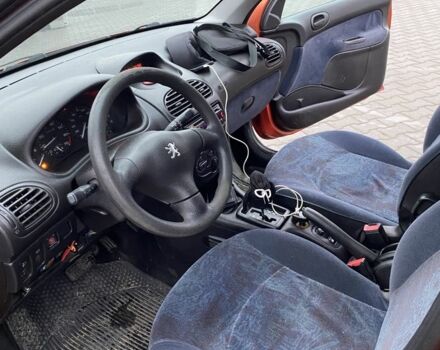 Помаранчевий Пежо 206, об'ємом двигуна 1.4 л та пробігом 143 тис. км за 2000 $, фото 5 на Automoto.ua