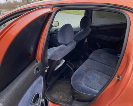 Помаранчевий Пежо 206, об'ємом двигуна 1.36 л та пробігом 143 тис. км за 2000 $, фото 6 на Automoto.ua