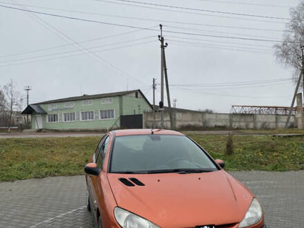 Оранжевый Пежо 206, объемом двигателя 1.36 л и пробегом 143 тыс. км за 2000 $, фото 1 на Automoto.ua