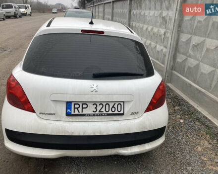 Белый Пежо 207, объемом двигателя 1.4 л и пробегом 135 тыс. км за 2250 $, фото 7 на Automoto.ua