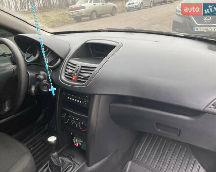 Белый Пежо 207, объемом двигателя 1.4 л и пробегом 135 тыс. км за 2250 $, фото 3 на Automoto.ua