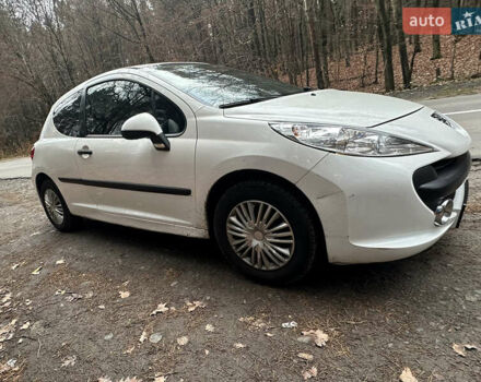 Белый Пежо 207, объемом двигателя 1.36 л и пробегом 320 тыс. км за 3800 $, фото 2 на Automoto.ua