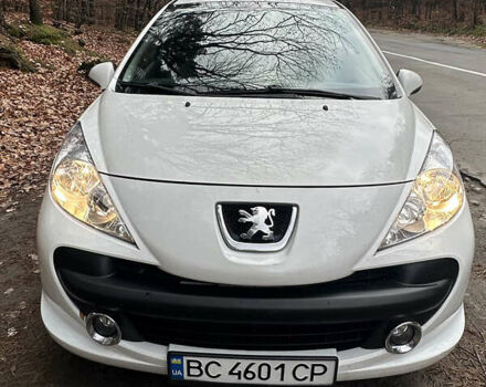 Белый Пежо 207, объемом двигателя 1.36 л и пробегом 320 тыс. км за 3800 $, фото 1 на Automoto.ua