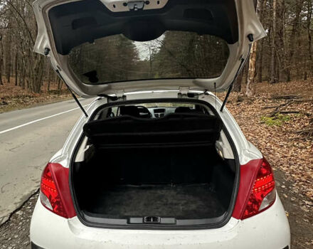 Белый Пежо 207, объемом двигателя 1.36 л и пробегом 320 тыс. км за 3800 $, фото 5 на Automoto.ua