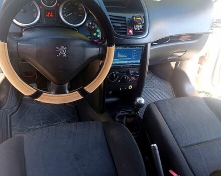 Белый Пежо 207, объемом двигателя 1.4 л и пробегом 167 тыс. км за 4500 $, фото 1 на Automoto.ua
