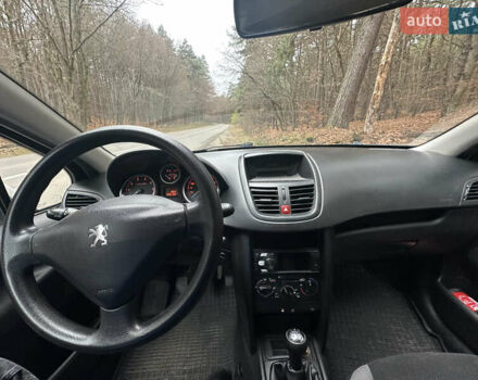 Белый Пежо 207, объемом двигателя 1.36 л и пробегом 320 тыс. км за 3800 $, фото 6 на Automoto.ua