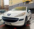 Білий Пежо 207, об'ємом двигуна 1.4 л та пробігом 230 тис. км за 5400 $, фото 1 на Automoto.ua