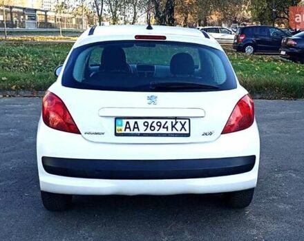 Белый Пежо 207, объемом двигателя 1.4 л и пробегом 205 тыс. км за 3500 $, фото 5 на Automoto.ua