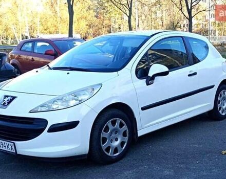 Белый Пежо 207, объемом двигателя 1.4 л и пробегом 205 тыс. км за 3500 $, фото 2 на Automoto.ua