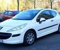 Белый Пежо 207, объемом двигателя 1.4 л и пробегом 205 тыс. км за 3500 $, фото 2 на Automoto.ua