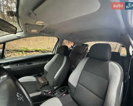 Белый Пежо 207, объемом двигателя 1.36 л и пробегом 320 тыс. км за 3800 $, фото 4 на Automoto.ua