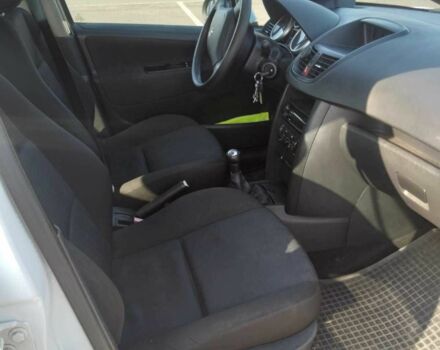 Белый Пежо 207, объемом двигателя 1.4 л и пробегом 160 тыс. км за 4500 $, фото 4 на Automoto.ua