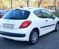 Белый Пежо 207, объемом двигателя 1.4 л и пробегом 205 тыс. км за 3500 $, фото 6 на Automoto.ua