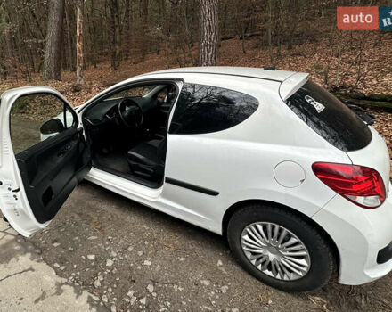 Белый Пежо 207, объемом двигателя 1.36 л и пробегом 320 тыс. км за 3800 $, фото 3 на Automoto.ua