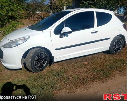 Белый Пежо 207, объемом двигателя 1.4 л и пробегом 167 тыс. км за 4500 $, фото 2 на Automoto.ua