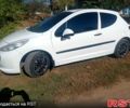 Белый Пежо 207, объемом двигателя 1.4 л и пробегом 167 тыс. км за 4500 $, фото 2 на Automoto.ua