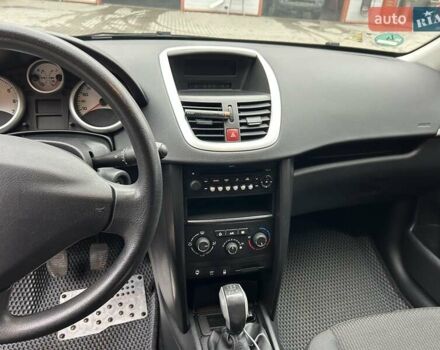 Белый Пежо 207, объемом двигателя 1.36 л и пробегом 164 тыс. км за 4700 $, фото 18 на Automoto.ua