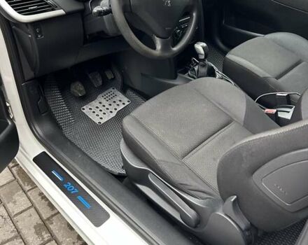 Белый Пежо 207, объемом двигателя 1.36 л и пробегом 164 тыс. км за 4700 $, фото 15 на Automoto.ua