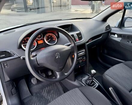 Білий Пежо 207, об'ємом двигуна 1.36 л та пробігом 200 тис. км за 4900 $, фото 29 на Automoto.ua