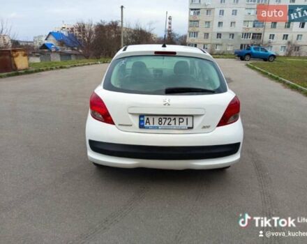 Белый Пежо 207, объемом двигателя 1.36 л и пробегом 269 тыс. км за 3500 $, фото 4 на Automoto.ua
