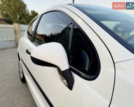 Білий Пежо 207, об'ємом двигуна 1.36 л та пробігом 200 тис. км за 4900 $, фото 11 на Automoto.ua