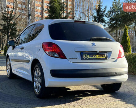Белый Пежо 207, объемом двигателя 1.36 л и пробегом 238 тыс. км за 3900 $, фото 4 на Automoto.ua