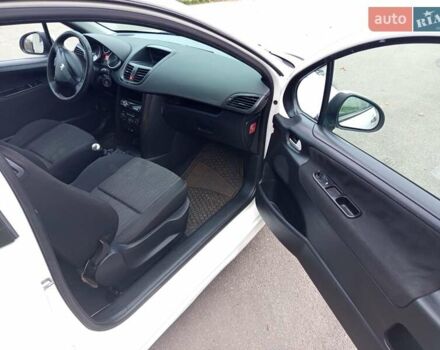 Белый Пежо 207, объемом двигателя 1.36 л и пробегом 269 тыс. км за 3500 $, фото 8 на Automoto.ua