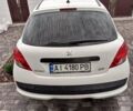 Белый Пежо 207, объемом двигателя 1.36 л и пробегом 175 тыс. км за 3300 $, фото 2 на Automoto.ua