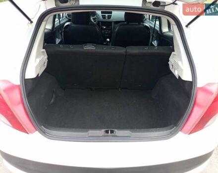 Белый Пежо 207, объемом двигателя 1.36 л и пробегом 269 тыс. км за 3500 $, фото 10 на Automoto.ua