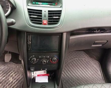 Белый Пежо 207, объемом двигателя 1.36 л и пробегом 175 тыс. км за 3300 $, фото 7 на Automoto.ua